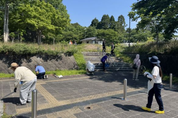 長命館公園を清掃しているナナイロ社員