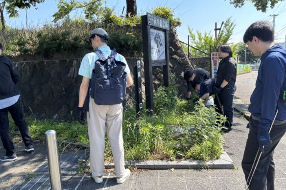 長命館公園を清掃しているナナイロ社員